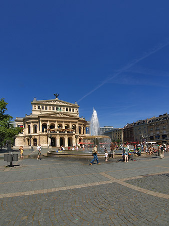 Fotos Alte Oper mit Häusern