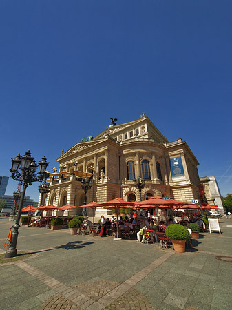 Alte Oper mit Schirmen