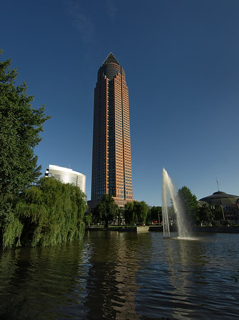 Messeturm mit Ludwig-Erhard-Anlage