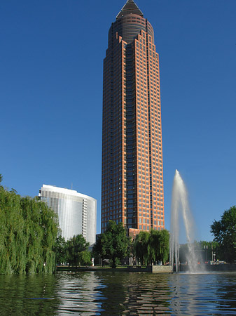 Messeturm mit Ludwig-Erhard-Anlage Foto 