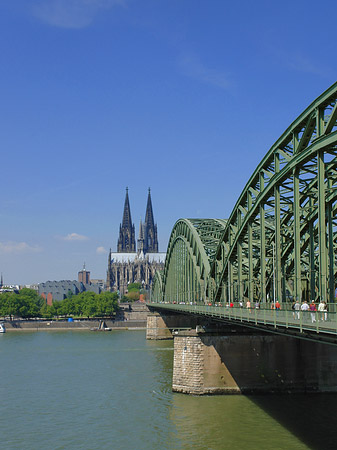 Hohenzollernbrücke am Kölner Dom Foto 