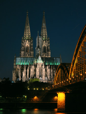 Kölner Dom hinter der Hohenzollernbrücke Fotos