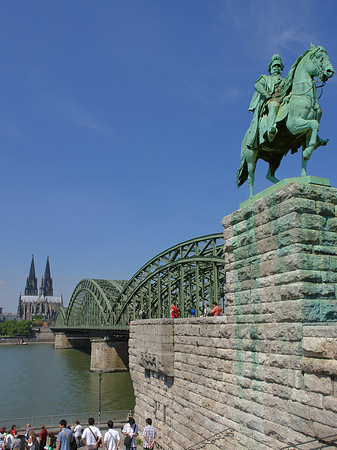 Foto Reiterstatue vor dem Kölner Dom