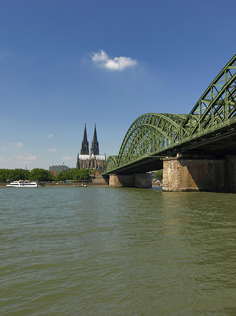 Schiff unter der Hohenzollernbrücke Foto 