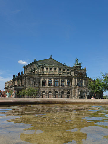 Semperoper mit Springbrunnen