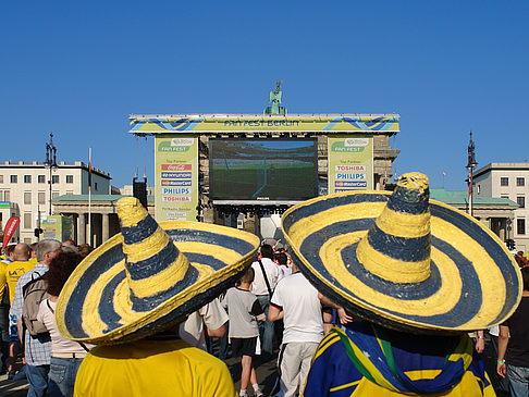 Foto Fans am Brandenburger Tor