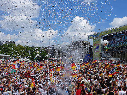 Konfetti Parade - Nationalmannschaft Foto 