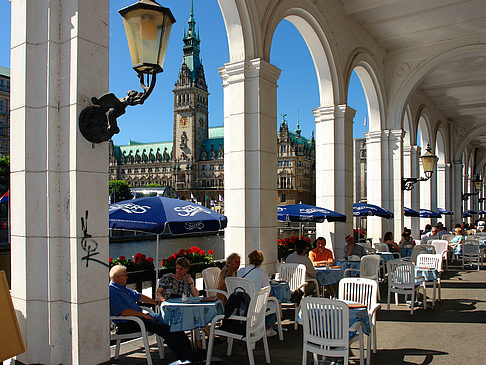 Fotos Blick durch die Bögen der Alster Arkaden auf das Rathaus