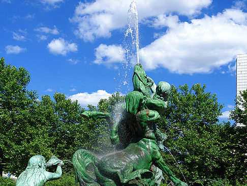 Fotos Brunnen auf dem Platz der Republik