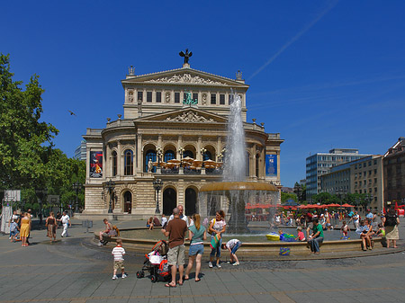 Foto Alte Oper mit Brunnen - Frankfurt am Main