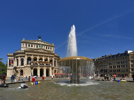 Fotos Alte Oper mit Brunnen