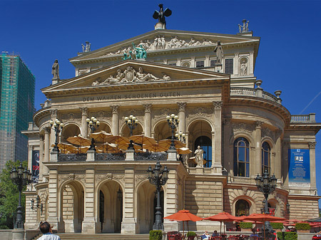 Alte Oper mit Schirmen