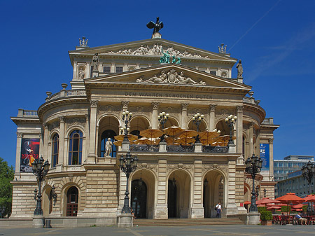 Foto Alte Oper mit Schirmen