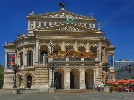 Alte Oper mit Schirmen Foto 