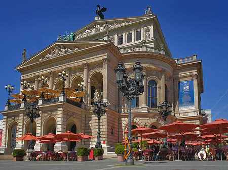 Foto Alte Oper mit Schirmen - Frankfurt am Main