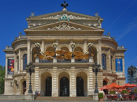 Alte Oper mit Schirmen