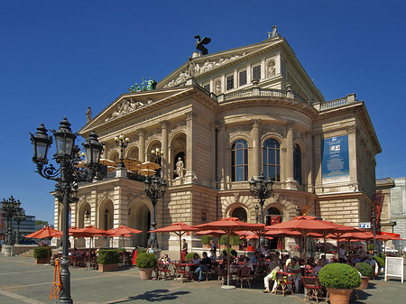 Foto Alte Oper mit Schirmen