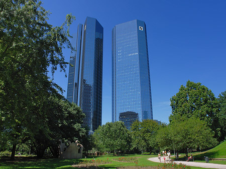 Deutsche Bank mit Weg Foto 