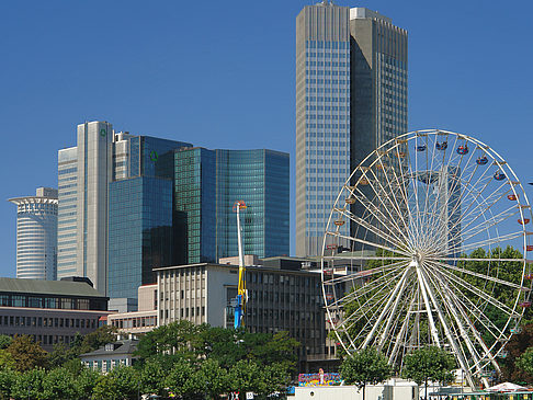 Fotos Eurotower und dresdener Bank mit riesenrad | Frankfurt am Main