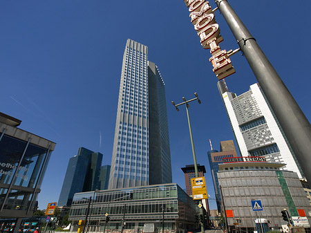 Eurotower hinter Schauspiel Frankfurt Fotos