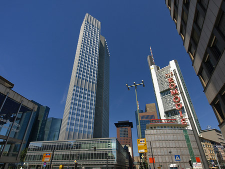 Foto Eurotower hinter Schauspiel Frankfurt - Frankfurt am Main