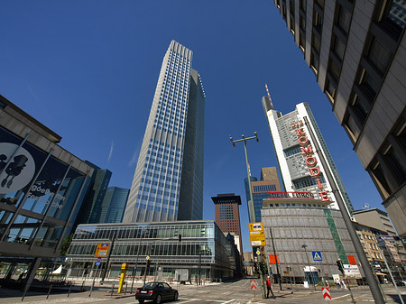 Eurotower hinter Schauspiel Frankfurt Fotos