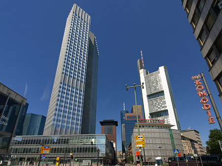 Eurotower hinter Schauspiel Frankfurt