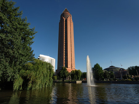 Messeturm mit Ludwig-Erhard-Anlage Foto 