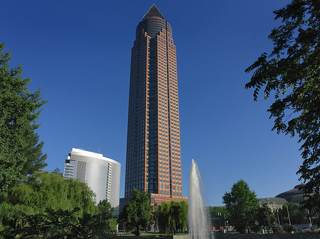 Messeturm mit Ludwig-Erhard-Anlage Foto 