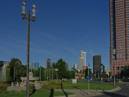 Foto Messeturm mit Ludwig-Erhard-Anlage