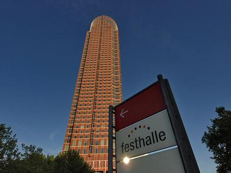 Fotos Messeturm mit Festhallenschild