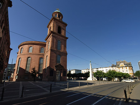 Paulskirche mit Straße Foto 