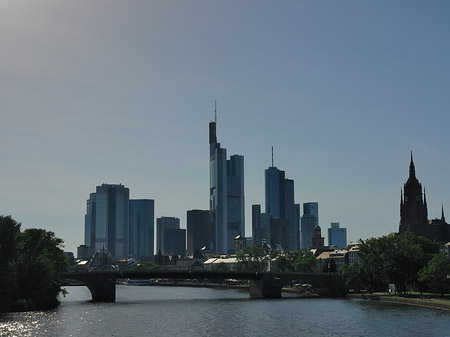 Skyline von Frankfurt hinter Alter Brücke