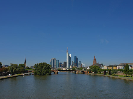 Skyline von Frankfurt mit Alter Brücke