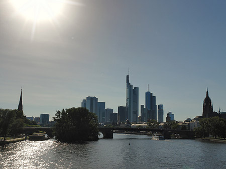 Skyline von Frankfurt mit Alter Brücke