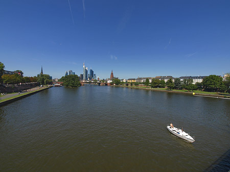 Fotos Skyline von Frankfurt mit Boot