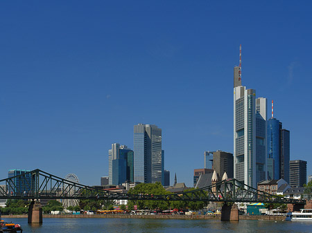 Foto Skyline von Frankfurt mit eisernem Steg