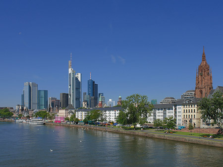 Skyline von Frankfurt mit Kaiserdom Foto 