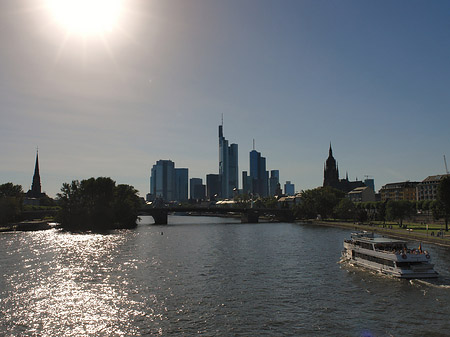 Fotos Skyline von Frankfurt mit Schiff