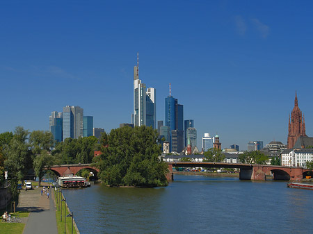 Skyline von Frankfurt mit Ufer