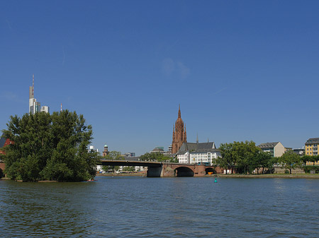 Skyline von Frankfurt mit Ufer Fotos