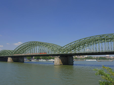 Hohenzollernbrücke mit Zug Fotos