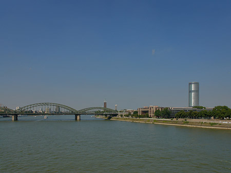 Fotos Hohenzollernbrücke führt zum Kennedyufer | Köln