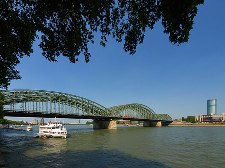 Hohenzollernbrücke reicht ans Kennedyufer