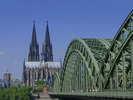 Hohenzollernbrücke beim Kölner Dom Foto 