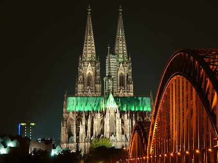 Kölner Dom hinter der Hohenzollernbrücke