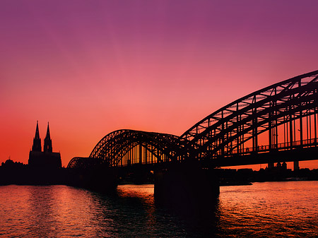 Fotos Kölner Dom hinter der Hohenzollernbrücke