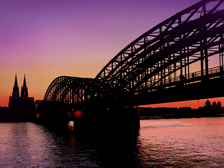 Foto Kölner Dom hinter der Hohenzollernbrücke