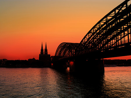 Kölner Dom hinter der Hohenzollernbrücke Foto 