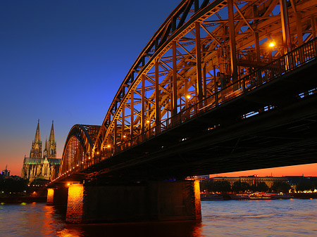 Kölner Dom hinter der Hohenzollernbrücke